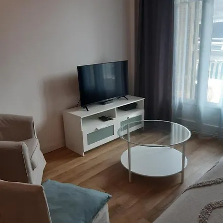 Apartment T2 Entierement Equipe, Proche Toutes Commodites